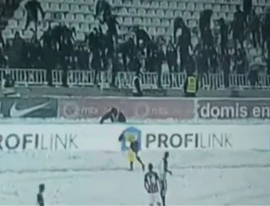 Οπαδοί της Παρτιζάν «τρελάθηκαν» με τις αποφάσεις του επόπτη και του πέταξαν... χιονόμπαλες (βίντεο)